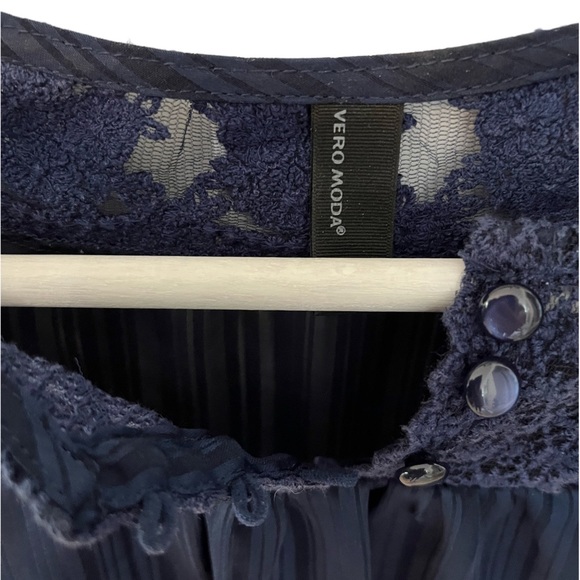 Cute Feminine Women’s Top - Picture 3 of 4